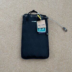 NWT Travelsafe® Anti-Theft Portable Safe - 5L size (M)